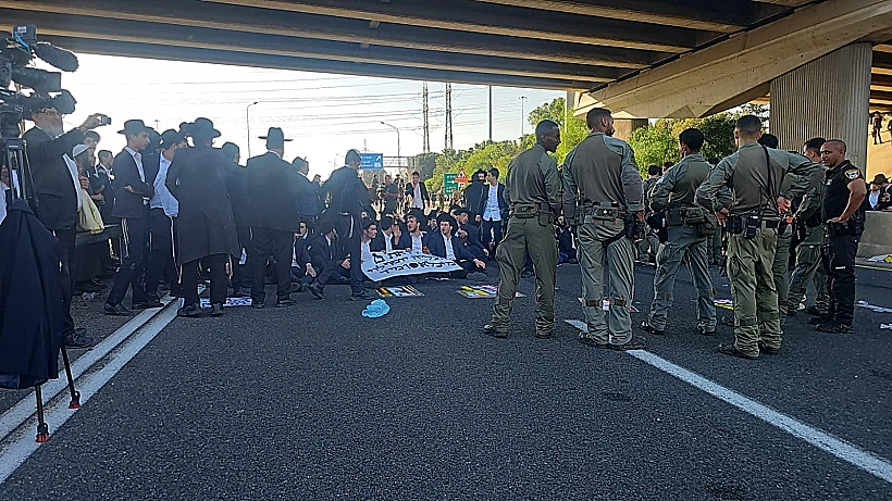 חרדים חוסמים את כביש 4