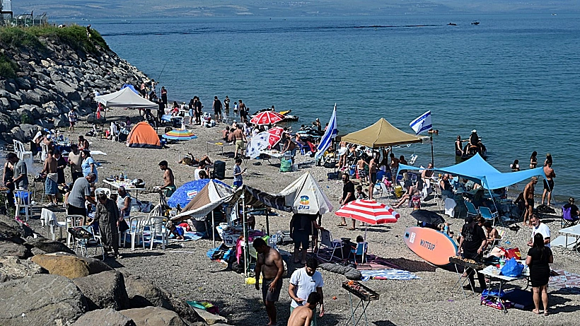 מתרחצים בחוף בכנרת
