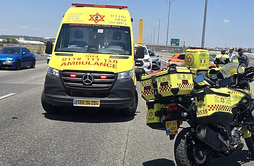 אמבולנס בזירת תאונת הדרכים בכביש 6