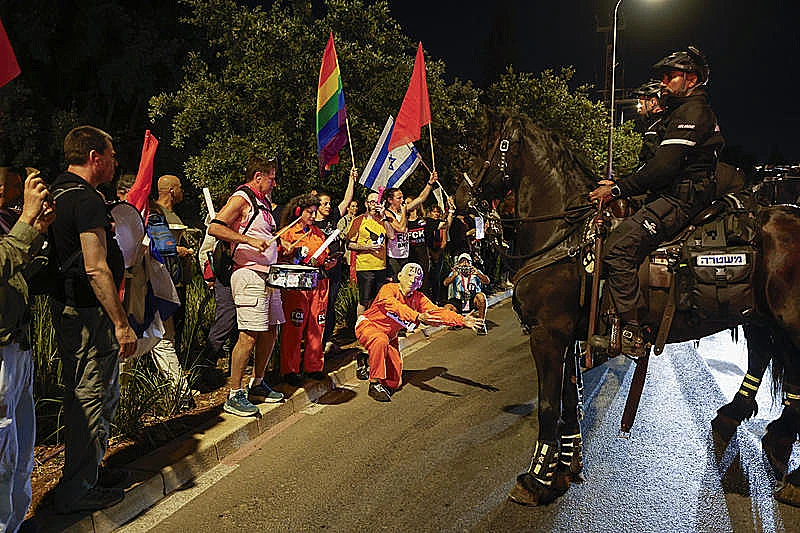 פרשים בהפגנה מול בית ראש הממשלה בירושלים