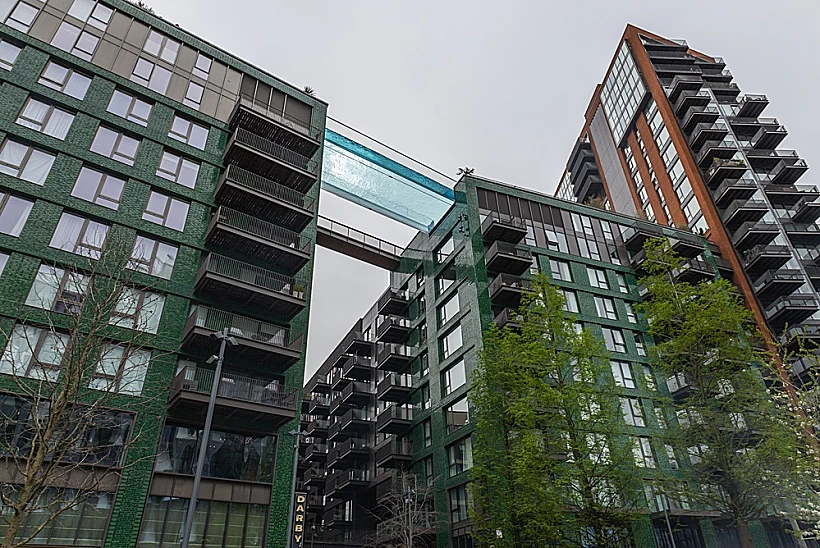 Glass,sky,pool,suspended,between,london,apartment,buildings.,london,,uk, בריכה באוויר בלונדון