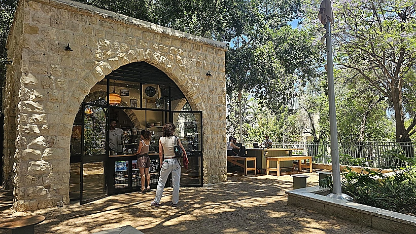 Untitled Cafe במבנה של קפה גן בנימין ששוקם