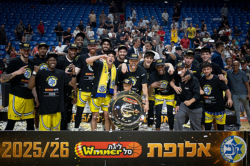 שחקני מכבי תל אביב בכדורסל חוגגים את האליפות