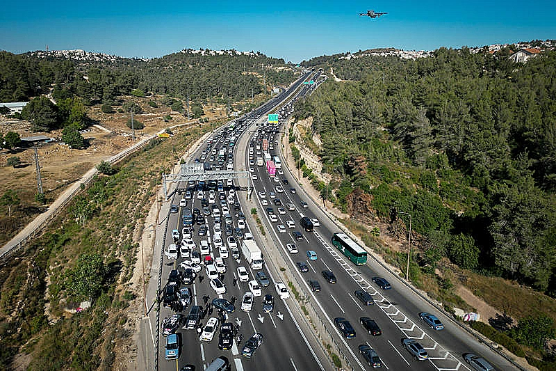 מפגינים חרדים בכביש 1 באזור ירושלים