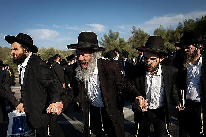 מפגינים חרדים בכביש 1