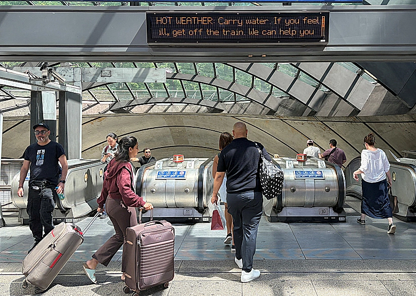 אזהרה על טמפרטורות גבוהות בכניסה לאנדרגראונד בלונדון