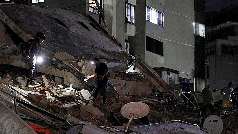 חיפושים בהריסות בניין בקראקס לאחר רעידת אדמה בוונצואלה