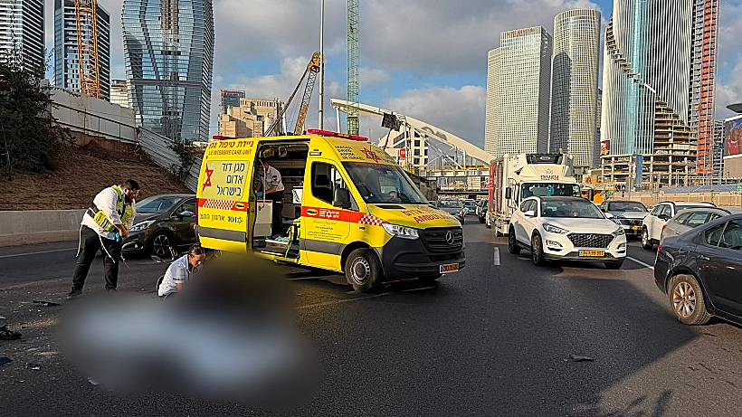 זירת התאונה בה נהרג רוכב אופנוע באיילון בתחילת השבוע