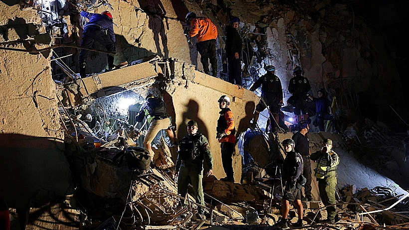 חיפושים בהריסות בניין בקראקס לאחר רעידת אדמה בוונצואלה
