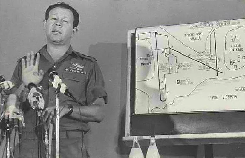 הרמטכ"ל מוטה גור מדבר על המבצע במסיבת עיתונאים, 8 ביולי 1976