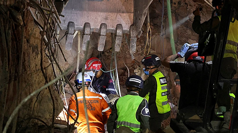 ניסיונות חילוץ בזירת הרס בקראקס בירת ונצואלה לאחר רעידת האדמה הקשה שפקדה את המדינה