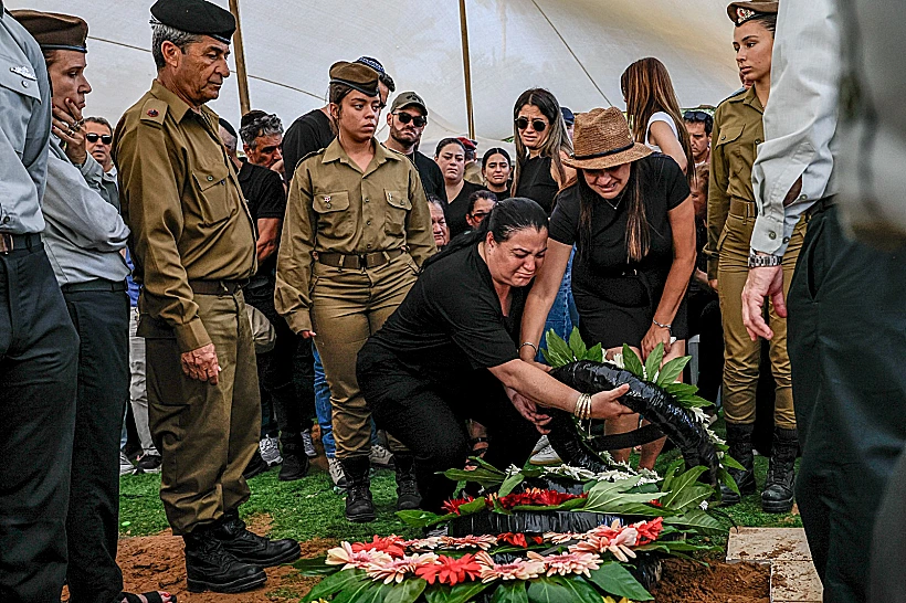 הלווייתו של סרן דוד חזות בבית העלמין הצבאי באשקלון