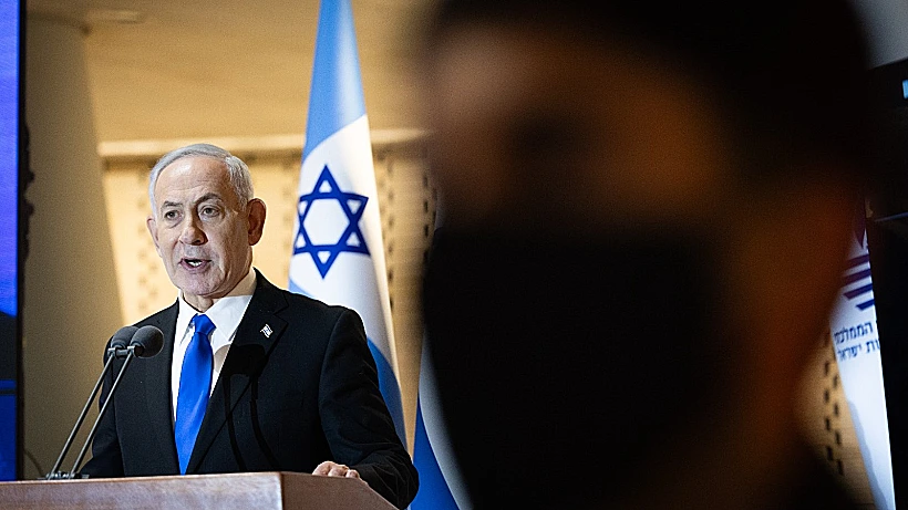 ראש הממשלה בנימין נתניהו ברקע מאבטח שב"כ