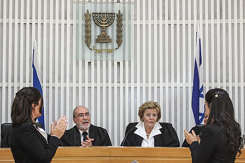 עדנה ארבל בבית המשפט לצד נשיא העליון בדימוס אשר גרוניס, 2014