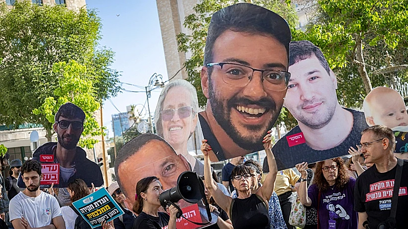 מפגינים מול מעון ראש הממשלה בירושלים ביום ה-1,000 לטבח 7 באוקטובר
