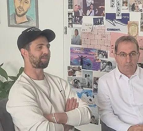 הסופר אלי חליפה עם שורד השבי אלקנה בוחבוט