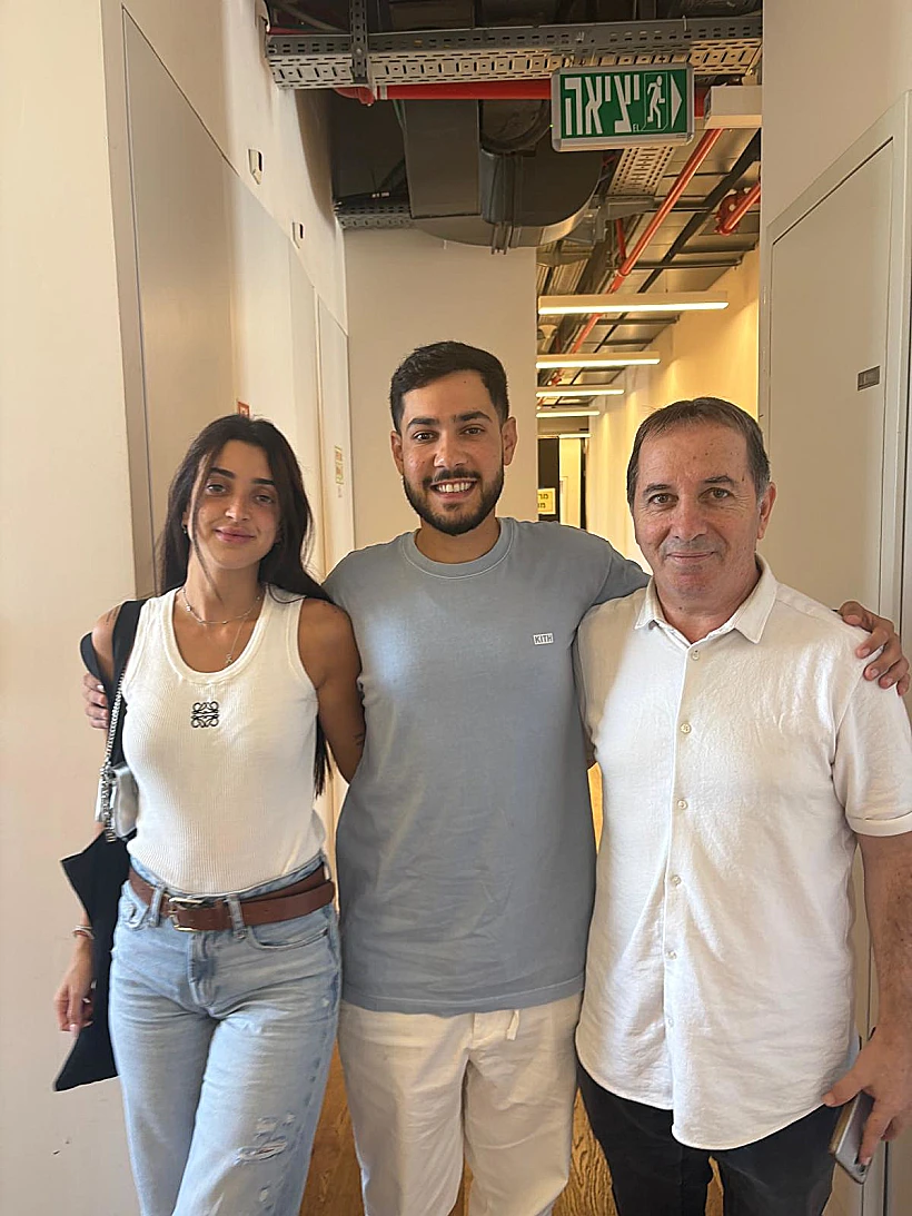 הסופר אלי חליפה עם שורד השבי אלי-ה כהן וזוגתו זיו עבוד