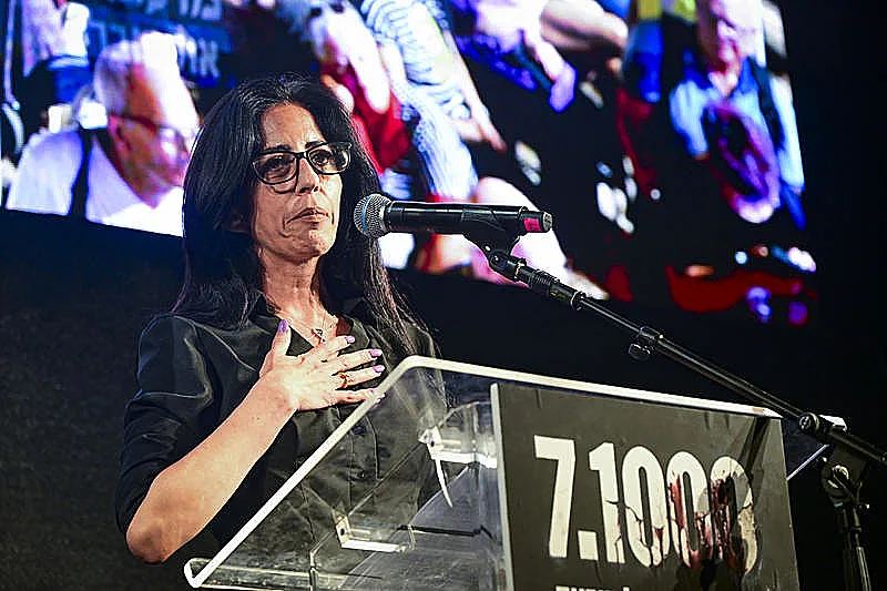 עינב צנגאוקר בעצרת לציון 1,000 ימים ל-7 באוקטובר בכיכר החטופים