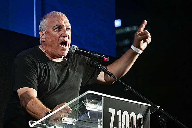 אייל אשל בעצרת לציון 1,000 ימים ל-7 באוקטובר בכיכר החטופים