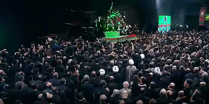 המונים בטקס הלוויה של האייתוללה לשעבר עלי חמינאי