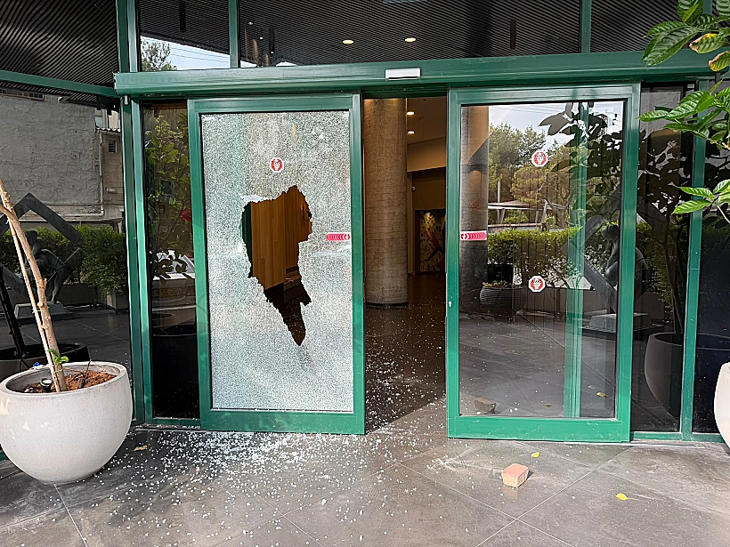 דלת חדשות 12, שנופצה על ידי רעול פנים