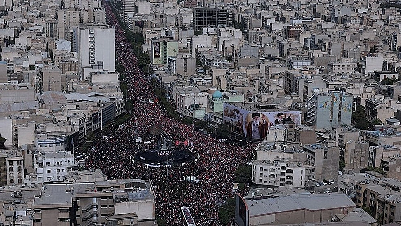 המונים בהלוויית חמינאי בטהרן