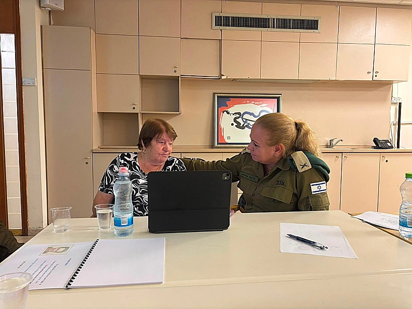 אחותו של טוראי יעקב זריהן עם נציגי צה"ל