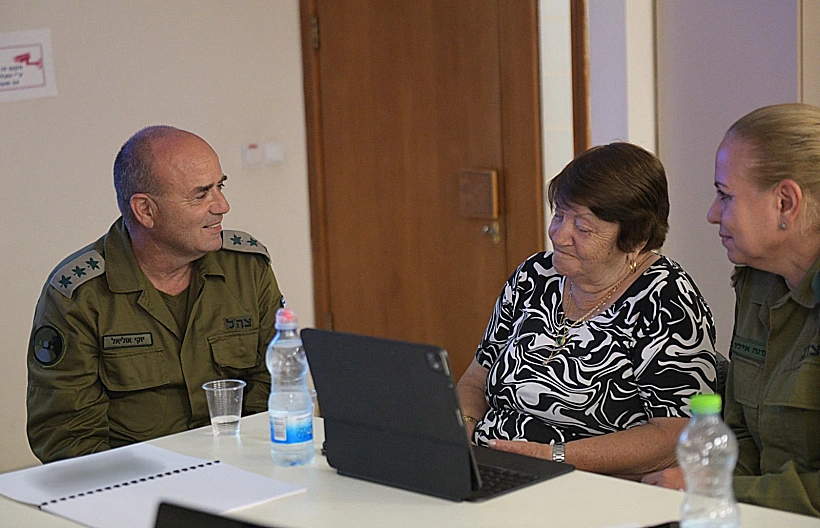 אחותו של טוראי יעקב זריהן עם נציגי צה"ל