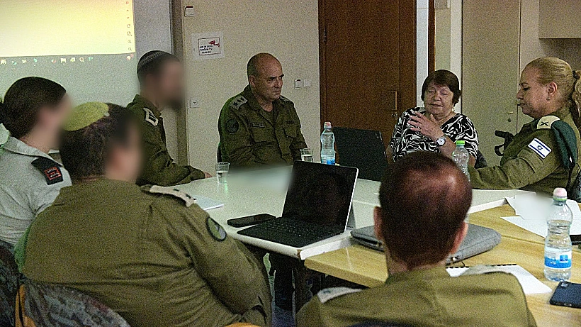 אחותו של טוראי יעקב זריהן עם נציגי צה"ל