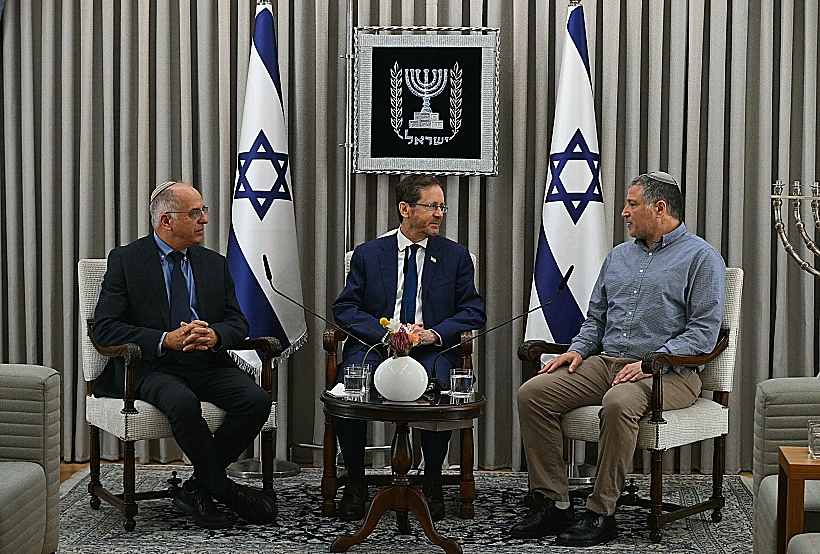 הנשיא הרצוג עם ראש שב"כ דוד זיני ויו"ר ועדת הבחירות, השופט נעם סולברג