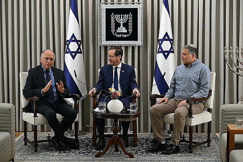 הנשיא הרצוג עם ראש שב"כ דוד זיני ויו"ר ועדת הבחירות, השופט נעם סולברג