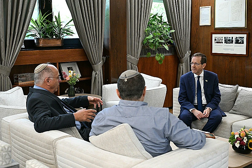 הנשיא הרצוג עם ראש שב"כ דוד זיני ויו"ר ועדת הבחירות, השופט נעם סולברג