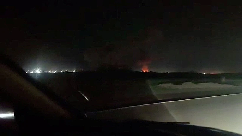 עשן מיתמר בשדה התעופה באיראנשאהר בעקבות התקיפות האמריקניות