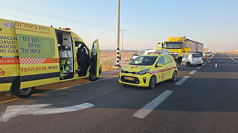 אמבולנסים בזירת תאונת הדרכים הקשה בערבה