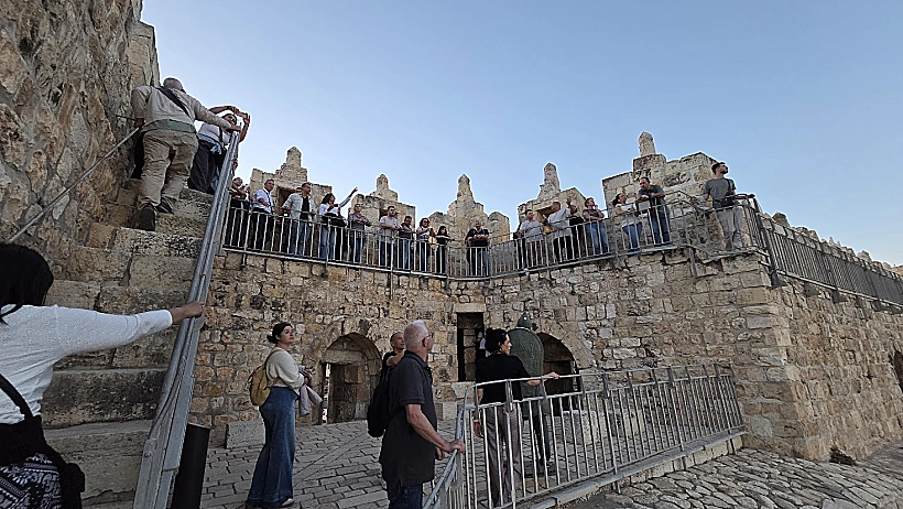 סיור על טיילת החומות