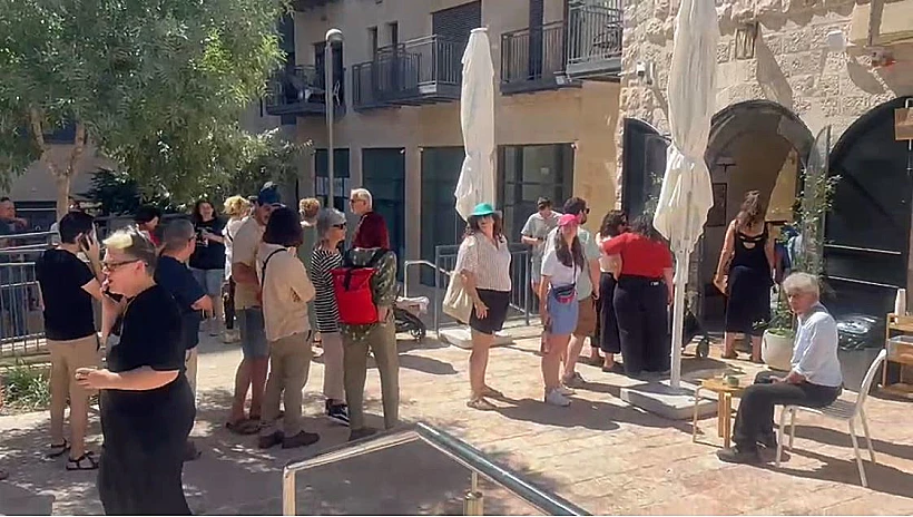 תור בכניסה לבית קפה "בסמטה