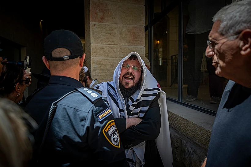 מחאת חרדים בבית הקפה "בסמטה