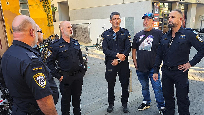 מפקד מחוז ת"א, ניצב חיים סרגרוף, בהערכת מצב עם מפקד מרחב איילון, תנ"צ דניאל חדד בזירה