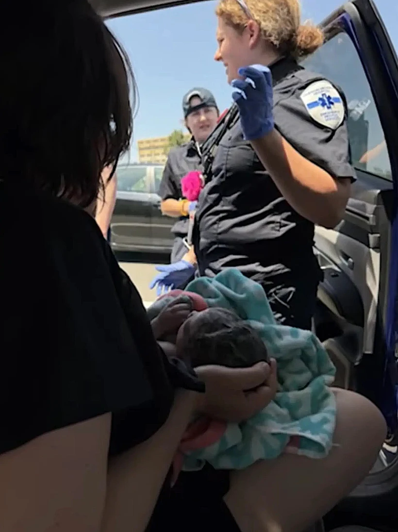 תינוק נולד על כביש מהיר - וההורים השתמשו במטען של אייפון בלידה
