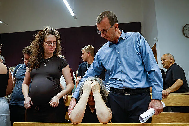 משפחתה של מאיה וישניאק במתן גזר הדין לעמית אלמוג, שרצח אותה בדירת אימו
