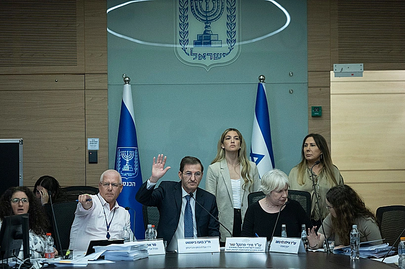 יו"ר ועדת החוץ והביטחון בועז ביסמוט בהצבעה על חוק המעצרים