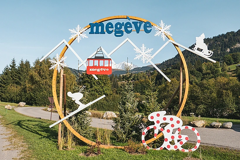 הכפר מג'ב באלפים הצרפתיים Megève,,haute Savoie,,france, ,september,28,,2023:,megève,,town,in