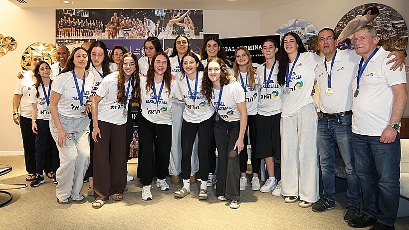 נבחרת העתודה נשים עם נחיתתה בנתב"ג לאחר הזכייה במקום השני באליפות אירופה עד גיל 20