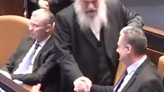 כ"ץ הצביע בעד החוק, גולדנוקפף לחץ את ידו
