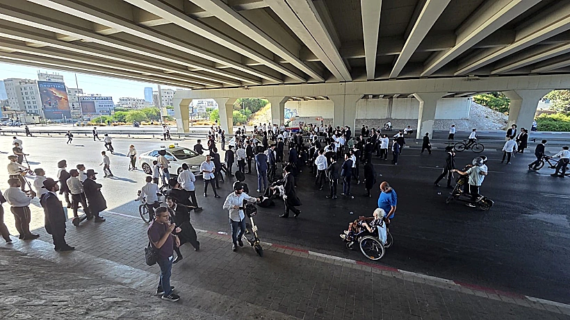 הפגנת חרדים בכביש גהה בעקבות מעצר עריקים