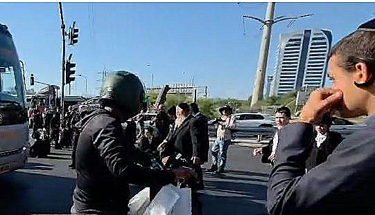 הפגנת חרדים בכביש גהה בעקבות מעצר עריקים