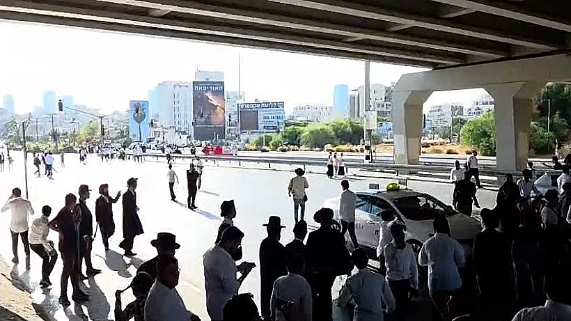 הפגנת חרדים בכביש גהה בעקבות מעצר עריקים