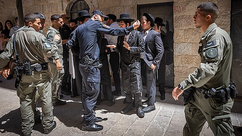 שוטרים מול מוחים חרדים מחוץ לבית הקפה "בסמטה