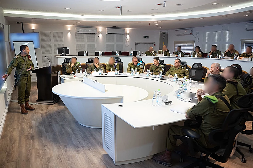 מפקד פיקוד מרכז אלוף אבי בלוט עם הרמטכ"ל אייל זמיר בהערכת מצב באוגדת יהודה ושומרון