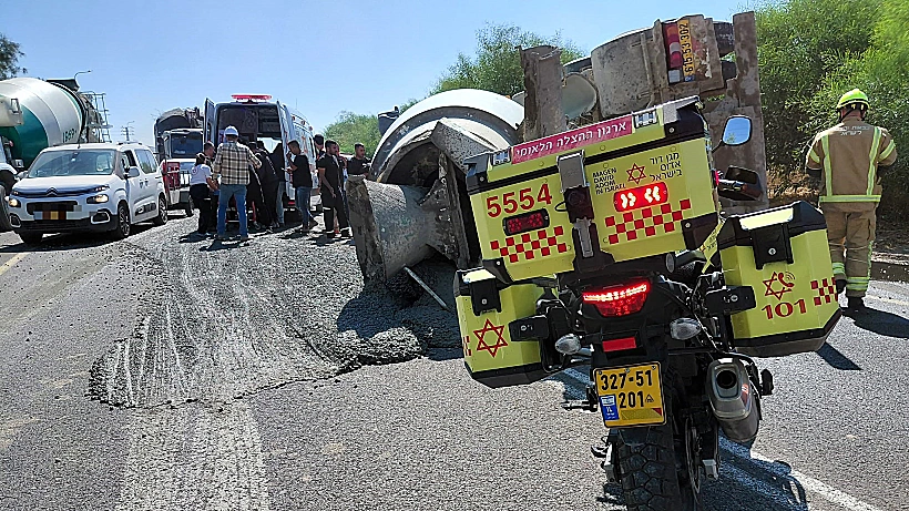 זירת התהפכות משאית הבטון בכביש 293 סמוך למבועים